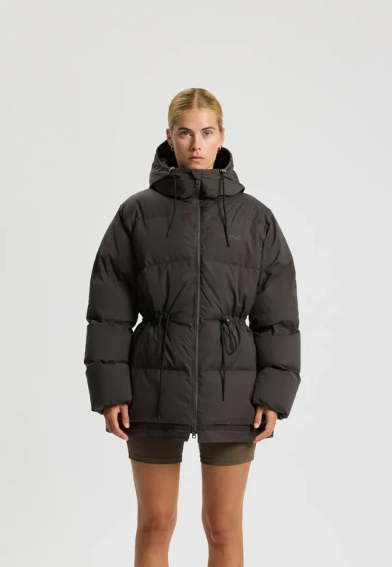 Kurtka puffer damska w kolorze almost black – regulowany kaptur i kieszenie