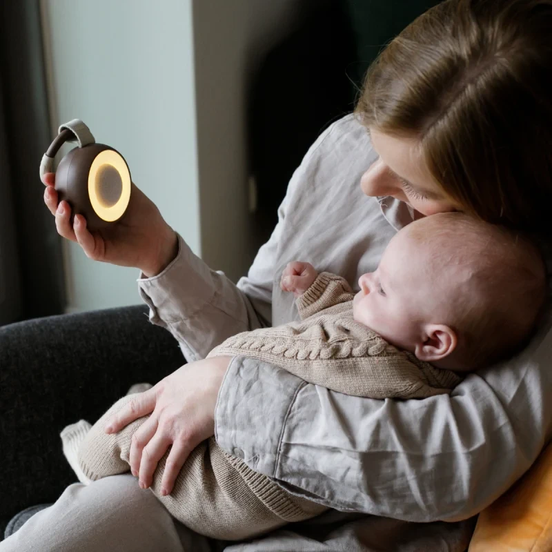 Alilo CocoNap W1 kojący odtwarzacz MP3 z lampką do karmienia Awokado Kokos 22.webp