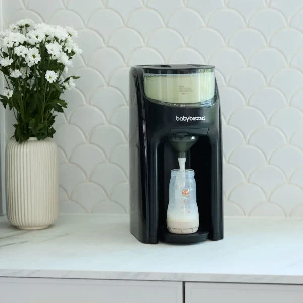 Ekspres do mleka Baby Brezza – wygodne nocne karmienie w wersji All Black