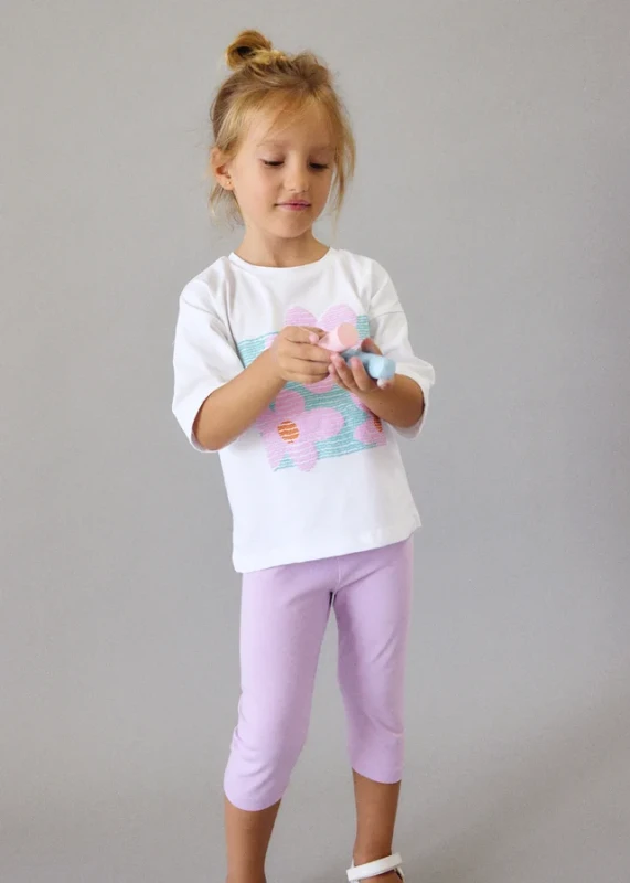 Biała koszulka dziewczęca Mayoral z flower print – stylizacja na modelce