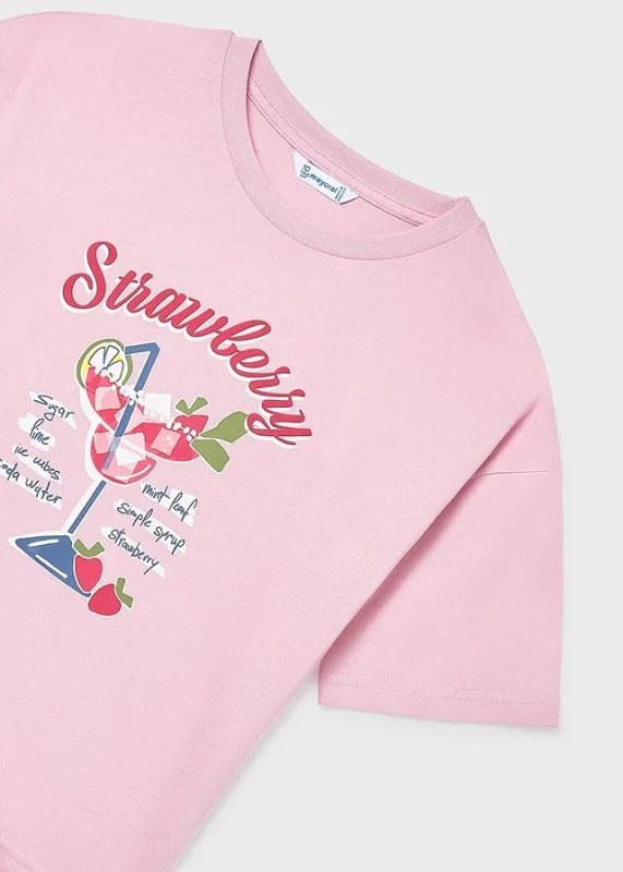 detal nadruku strawberry na koszulce Mayoral