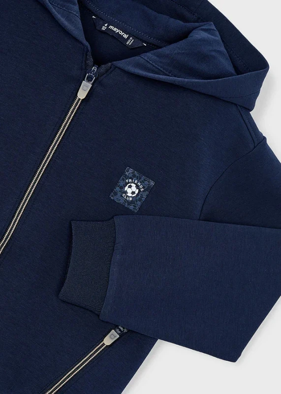 bluza chłopięca na suwak granatowa Mayoral detal kieszeni i naszywki