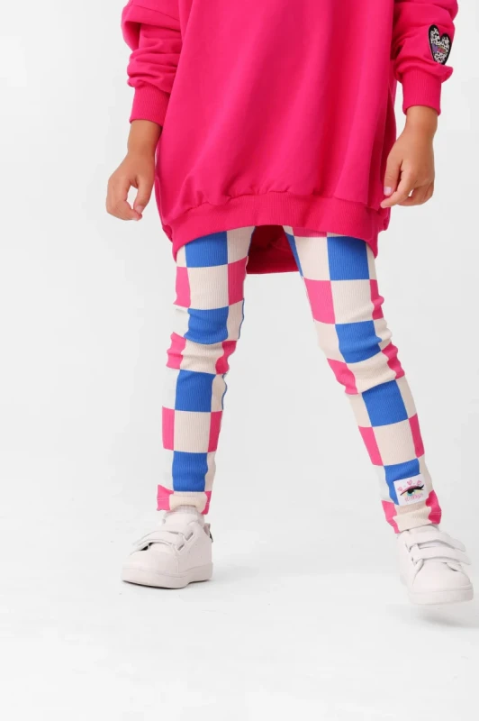 Prążkowane legginsy dziecięce w szachownicę