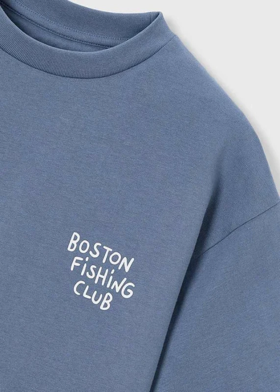 Detal koszulki Fishes – 100% bawełna, napis Boston Fishing Club