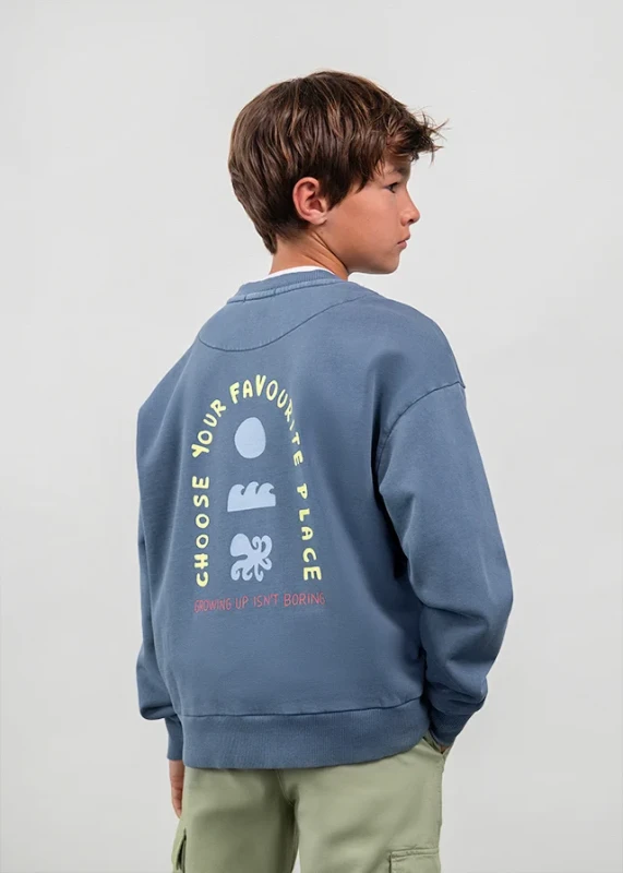 Bluza Boston dla chłopca Boston x Mayoral – stalowoniebieska, nadruk z tyłu