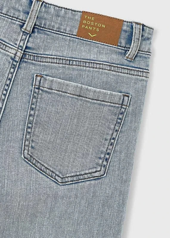 Detal spodni Boston x Mayoral – kieszeń i jasnoniebieski denim