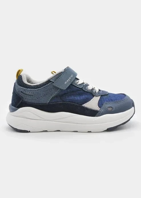Buty sportowe z pogrubioną podeszwą dla chłopca Mayoral niebieski jeans – widok z boku