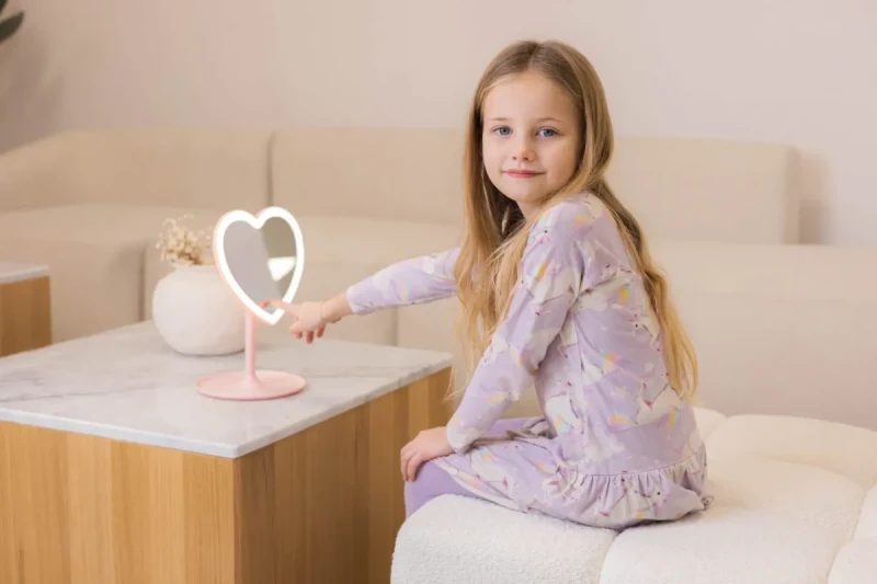Różowe lusterko kosmetyczne LED InnoGIO – serce do pokoju dziecka