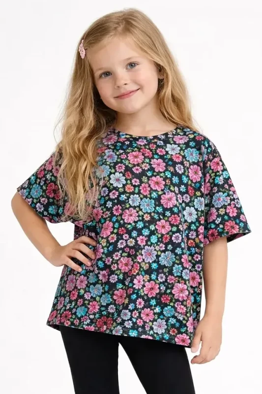 luźna koszulka dziecięca w kwiaty hey popinjay giardino black na modelce