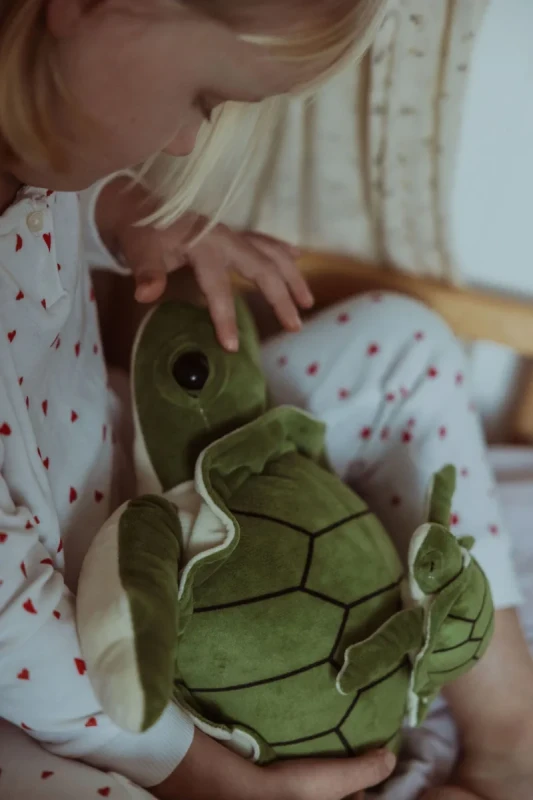 Obciążona przytulanka żółw byASTRUP podczas snu dziecka