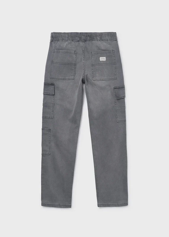 Tył spodni cargo denim dla chłopca Mayoral z kieszeniami