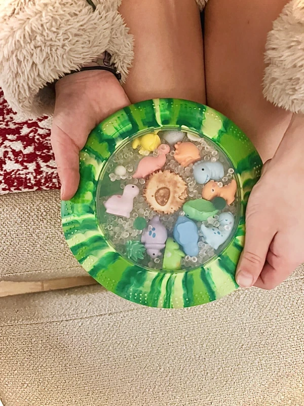 Zabawka sensoryczna dla dzieci Jellystone Peekaboo Dinozaur – detale
