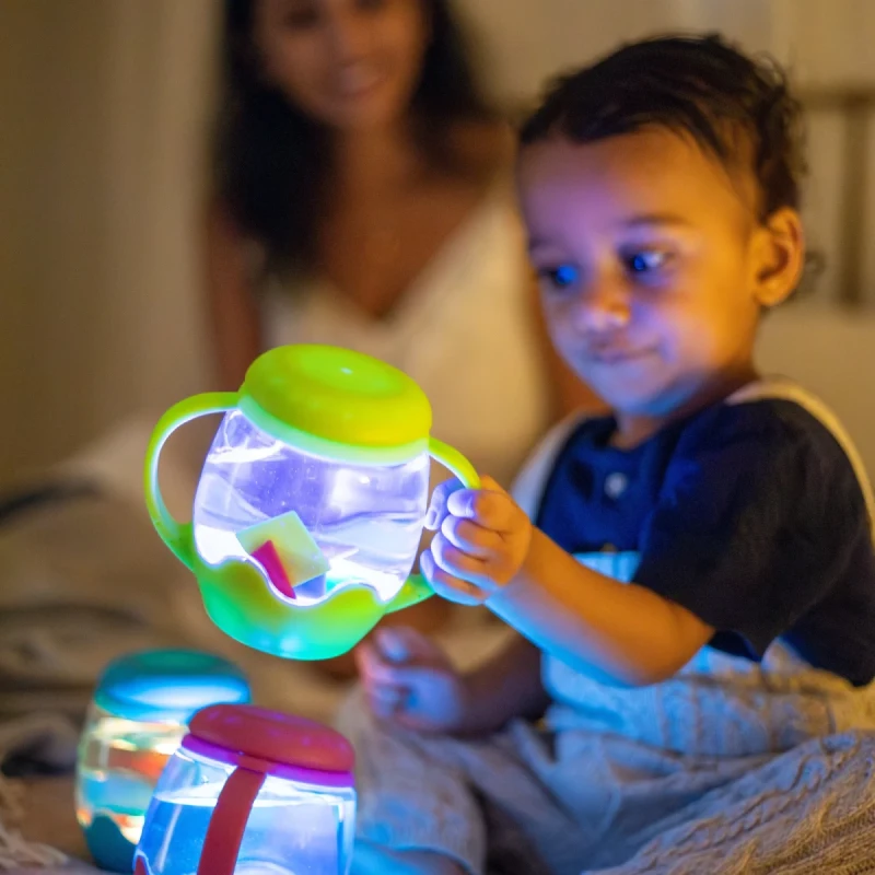 Dziecko bawiące się mini słoikiem sensorycznym Glo Pals