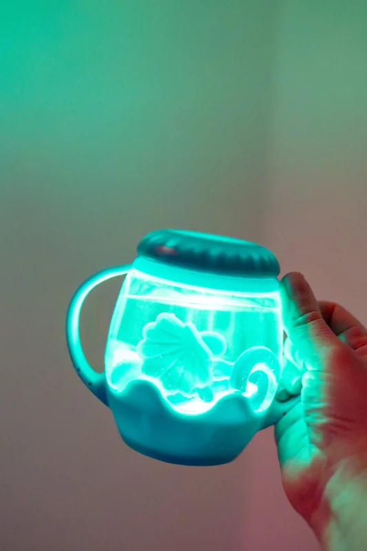 Mini słoik sensoryczny Glo Pals jako lampka i zabawka sensoryczna dla dziecka