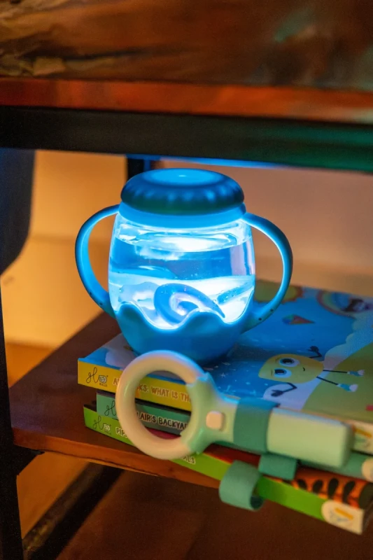 Mini słoik sensoryczny Glo Pals niebieski | świecący do wody 18m+