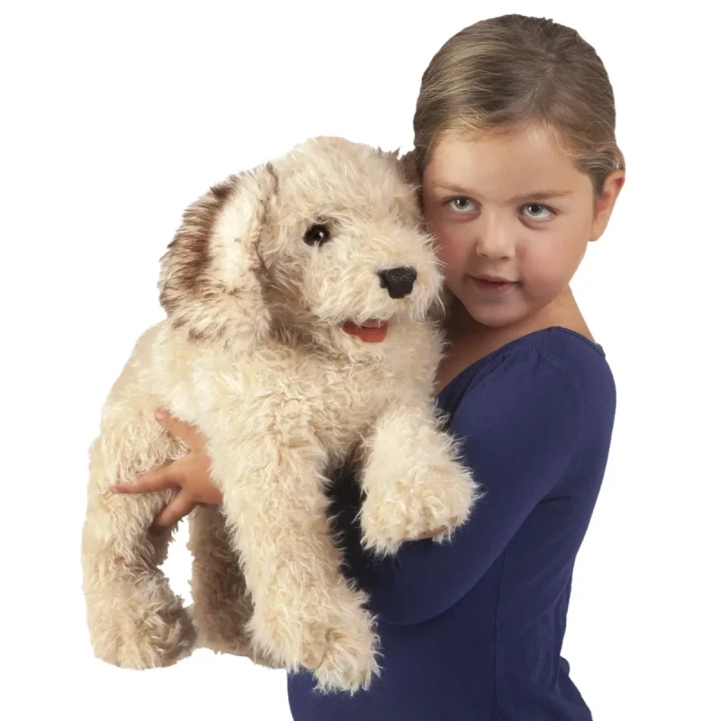 dziecko trzyma pacynkę pies labradoodle Folkmanis