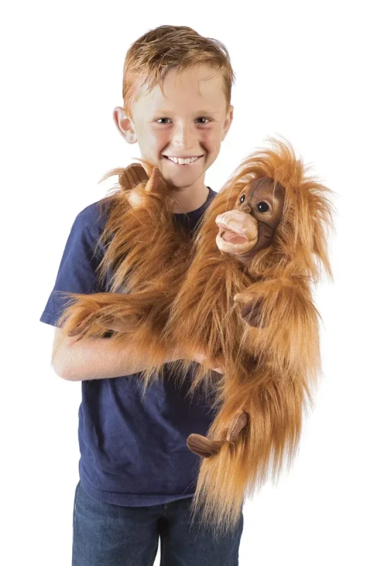 dziecko bawi się pacynką orangutan Folkmanis