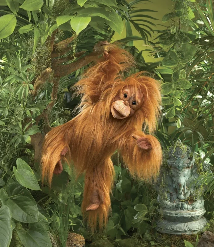 pacynka orangutan w otoczeniu roślin zabawa narracyjna
