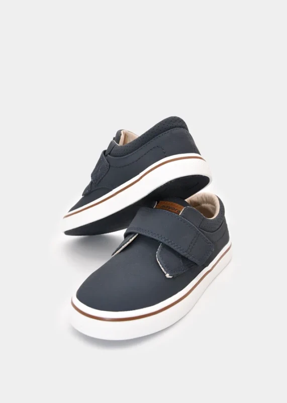 Granatowe sneakersy chłopięce Mayoral – przód