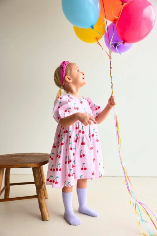 lawendowe podkolanówki dziecięce Mama’s Feet w stylizacji