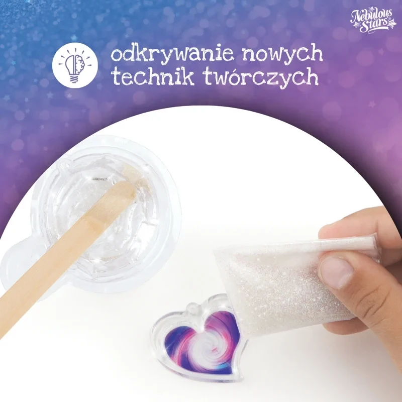 Wsypywanie brokatu do formy z żywicą – tworzenie talizmanu Nebulous Stars