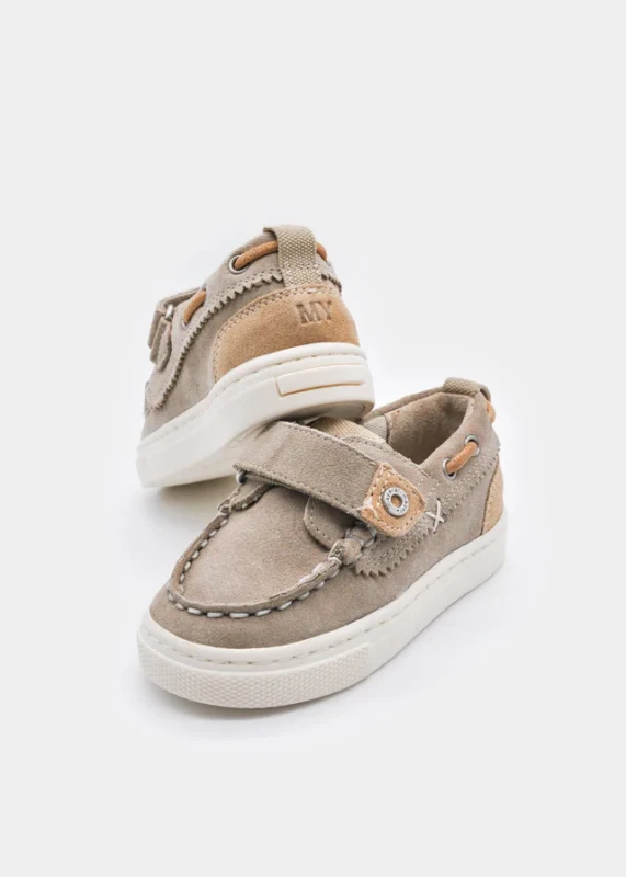 Zamszowe mokasyny niemowlęce Mayoral taupe model 26-41767-066 styl marynarski