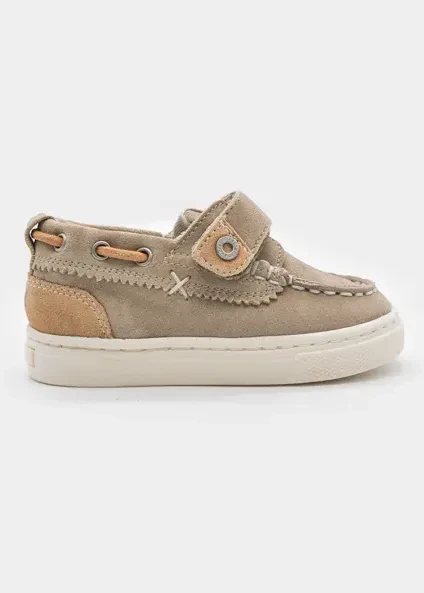 Buty marynarskie z zamszu dla niemowlęcia Mayoral 26-41767-066 szarobeżowe taupe widok z boku