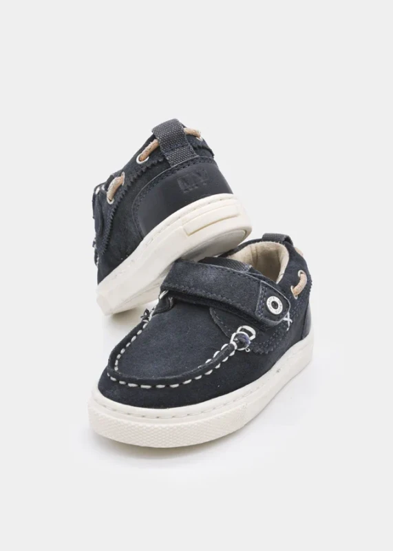 Zamszowe mokasyny niemowlęce Mayoral granatowe model 26-41767-067 styl marynarski