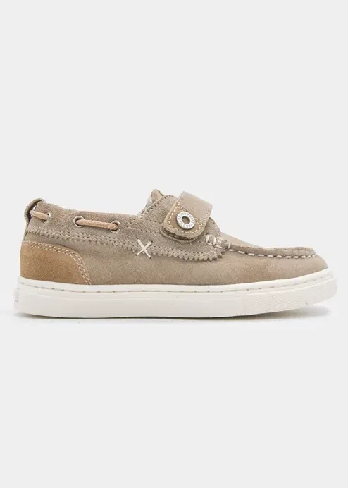 Buty marynarskie z zamszu dla chłopca Mayoral 26-43767-066 taupe widok z boku
