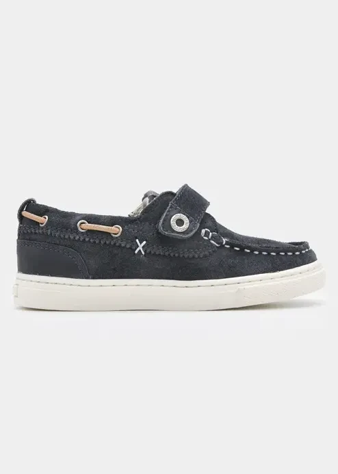 Granatowe buty marynarskie z zamszu dla chłopca Mayoral 26-43767-067 widok z boku