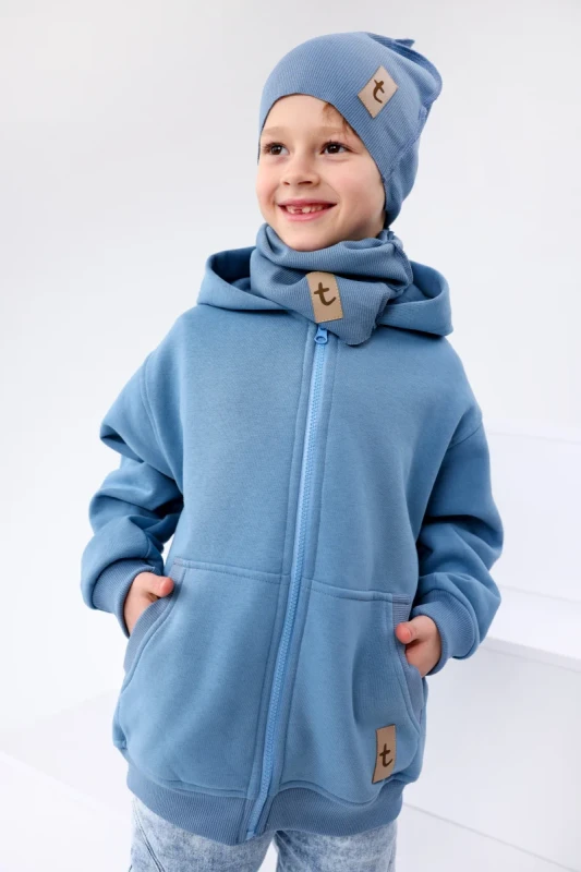 dziecko w niebieskiej bluzie dziecięcej TUSS bluza z kapturem na zamek