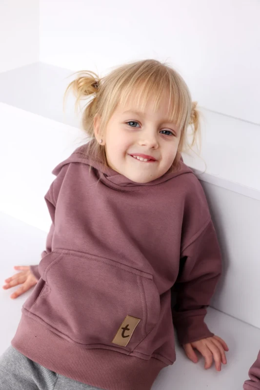 dziewczynka w różowej bluzie dziecięcej TUSS stylowa bluza z kapturem