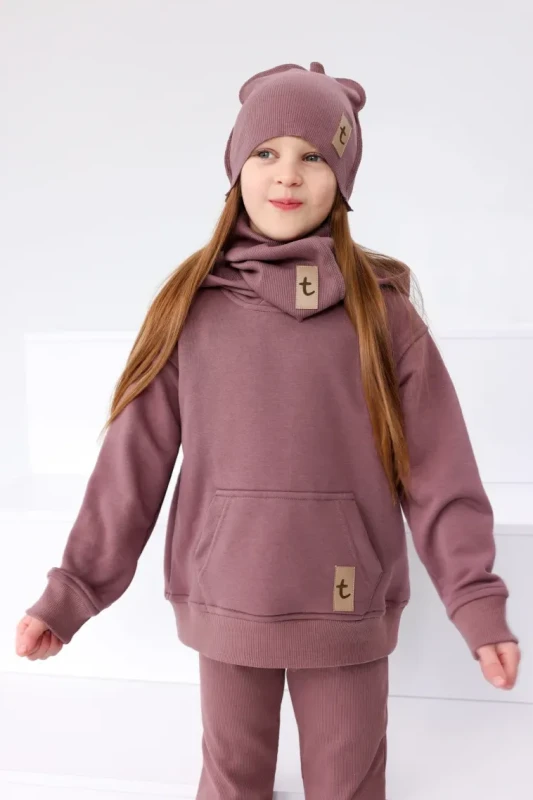 dziewczynka w bluzie dziecięcej hoodie TUSS brudny róż stylowa bluza premium