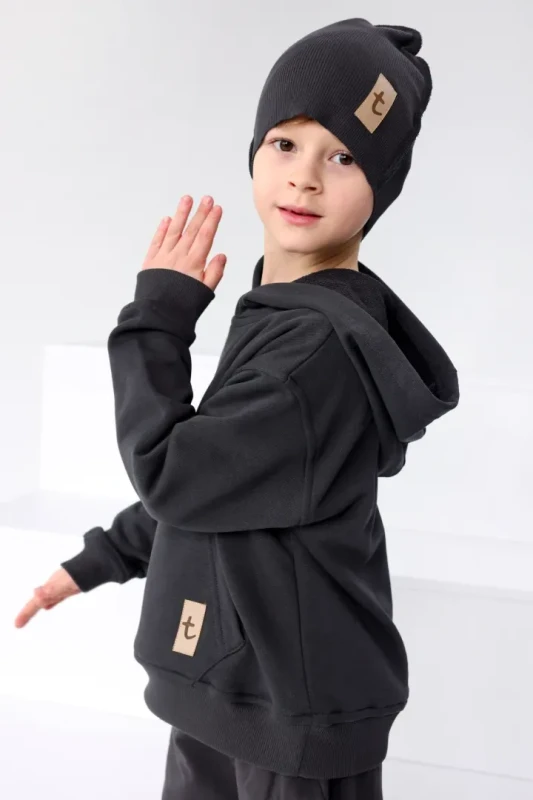 dziewczynka w grafitowej bluzie dziecięcej hoodie TUSS