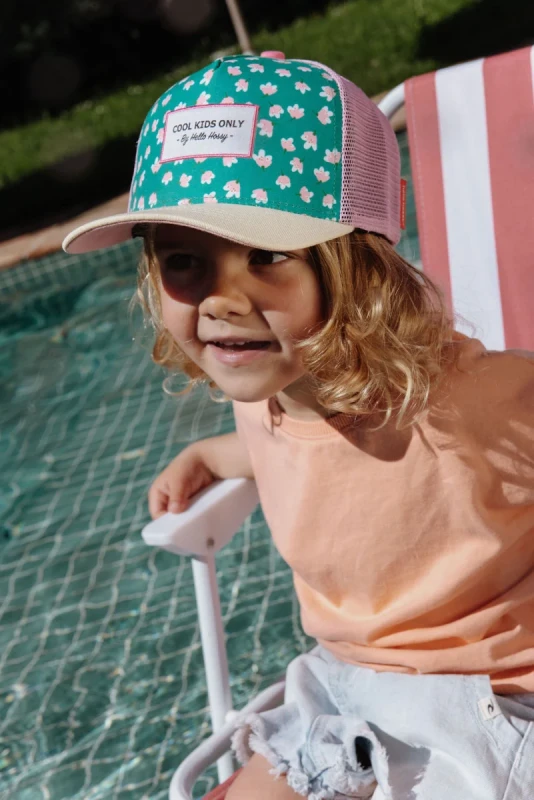 dziecięca czapka trucker Hello Hossy Garden Joy na głowie dziecka