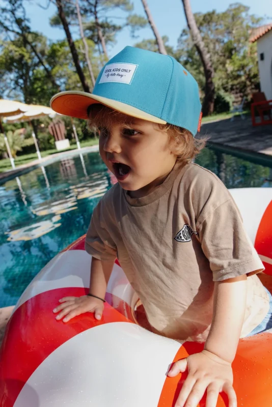 dziecko w czapce Hello Hossy Mini Sunny Blue czapka dziecięca na lato