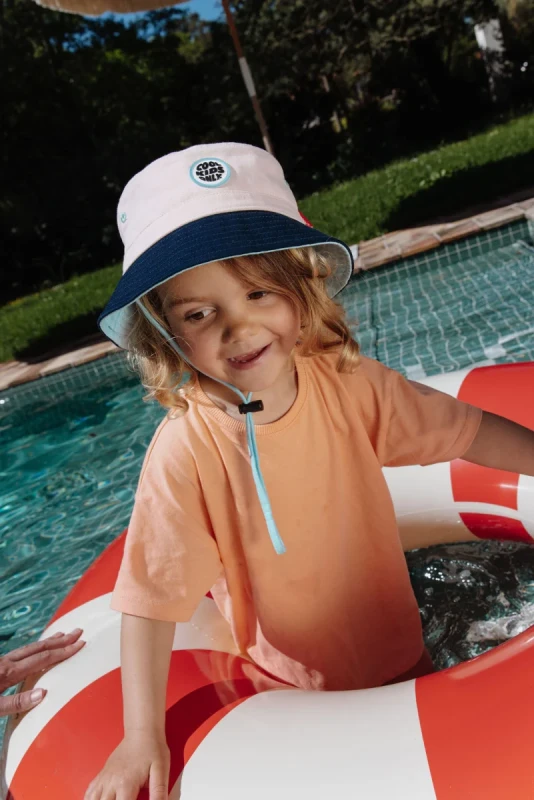 Bucket hat dziecięcy Mini Soap Hello Hossy podczas zabawy na zewnątrz
