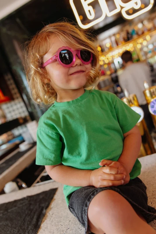 Okulary dziecięce Hello Hossy Chamy Fuchsia podczas noszenia w kawiarni