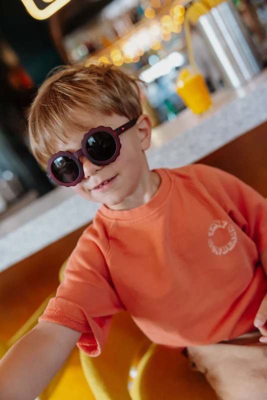 Okulary dziecięce Hello Hossy Chamy Plum podczas noszenia we wnętrzu