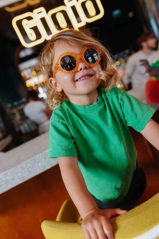 Okulary dziecięce Hello Hossy Chamy Mango podczas noszenia we wnętrzu