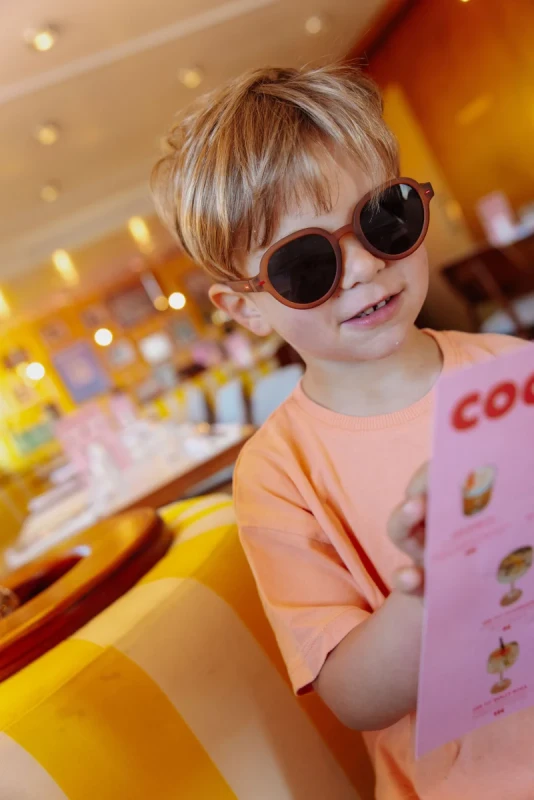 Okulary UV400 dla dzieci Hello Hossy Megy Nate z ciemnymi soczewkami