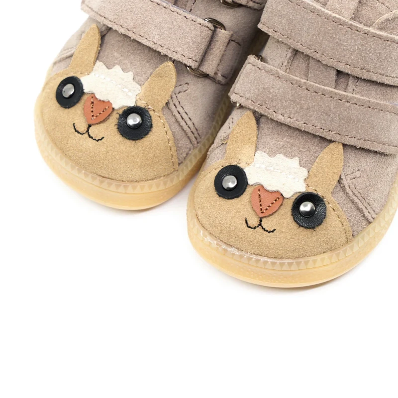 Buty dziecięce Mrugała MERI alpaca desert zbliżenie na motyw alpaki
