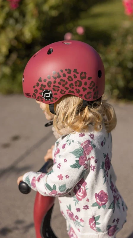 Dziewczynka w kasku Scoot and Ride Wildcat podczas jazdy