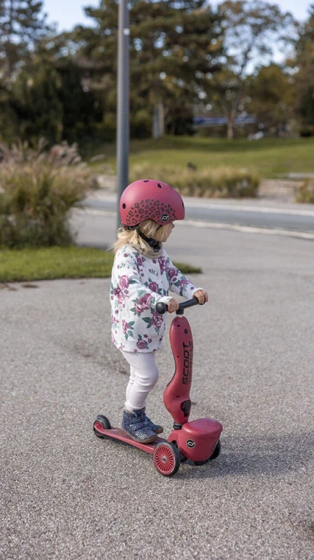 Dziecko na hulajnodze w kasku Scoot and Ride Wildcat