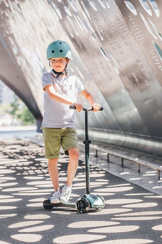 Chłopiec jadący na hulajnodze Scoot and Ride Highwaykick 5 LED Forest