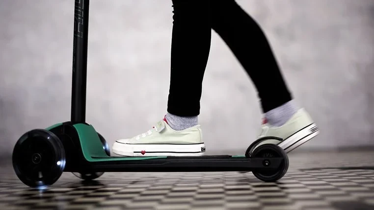 Zbliżenie na podest hulajnogi Scoot and Ride Forest z kołami LED