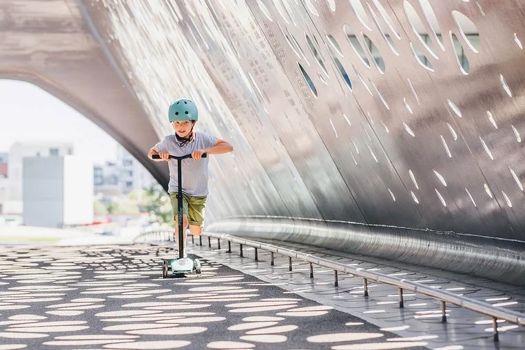 SCOOTANDRIDE-Highwaykick-5-LED-Hulajnoga-trojkolowa-balansowa-ze-swiecacymi-kolkami-5-Forest-polkabubu-4a.webp