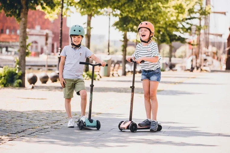 SCOOTANDRIDE-Highwaykick-5-LED-Hulajnoga-trojkolowa-balansowa-ze-swiecacymi-kolkami-5-Forest-polkabubu-6a.webp