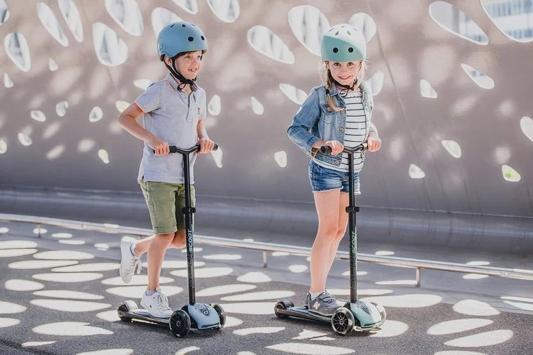 SCOOTANDRIDE-Highwaykick-5-LED-Hulajnoga-trojkolowa-balansowa-ze-swiecacymi-kolkami-5-Forest-polkabubu-6abc.webp