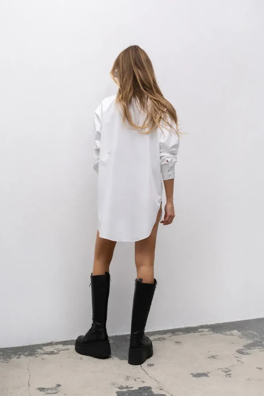Koszula damska oversize biała Bopoco tył modelu